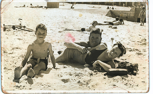 mum_dad69 Bill Squires with parents, Arthur & Edna