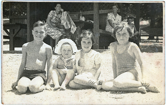 mum_dad68 Bill, Pat, Janice (bridesmaid) &Joan