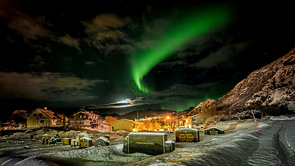 Aurora at Svolvaer Cemetery